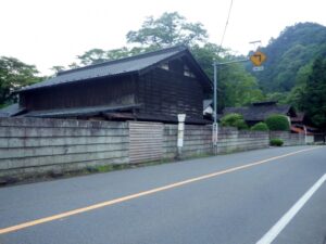 上恩方町の駒木野バス停。この辺は雰囲気があり過ぎる。
