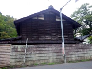 上恩方町の駒木野バス停。この辺は雰囲気があり過ぎる。