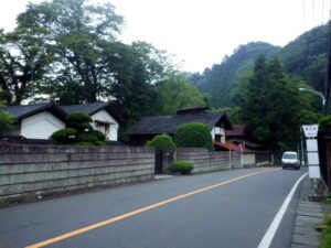 雰囲気あり過ぎな上恩方町の駒木野バス停。