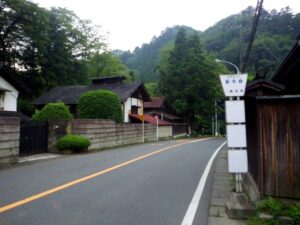 雰囲気あり過ぎな上恩方町の駒木野バス停。