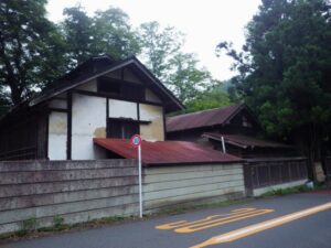 雰囲気あり過ぎな上恩方町の駒木野バス停。