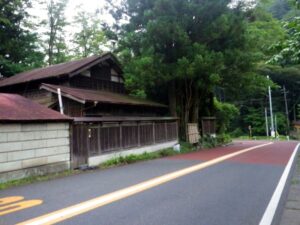 雰囲気あり過ぎな上恩方町の駒木野バス停。
