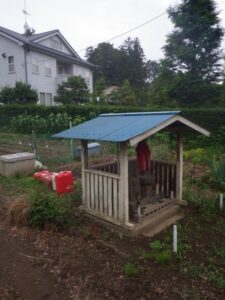 陣馬街道沿いの古い石仏2体。年号が読めそうで読めない。（上恩方町）