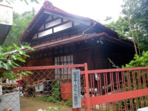 ムラタネームプレート製作所という渋い会社。その後、表札ははずされてしまったので、会社としては閉業したみたい。（上恩方町）