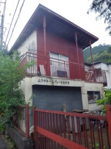 ムラタネームプレート製作所という渋い会社。その後、表札ははずされてしまったので、会社としては閉業したみたい。（上恩方町）
