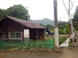 佐戸（さと）バス停（上恩方町）非常に雰囲気のあるバス停。