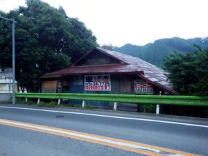 大久保バス停前の民家（下恩方町）