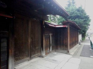 下恩方町、陣馬街道沿いに非常に古風な家屋がある。和風の民家と洒落た西洋風の民家が連なってる。地図には何も記載されていないが、詳細が気になる。