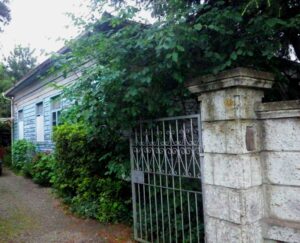 下恩方町、陣馬街道沿いに非常に古風な家屋がある。和風の民家と洒落た西洋風の民家が連なってる。地図には何も記載されていないが、詳細が気になる。