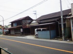 下恩方町、陣馬街道沿いの古民家