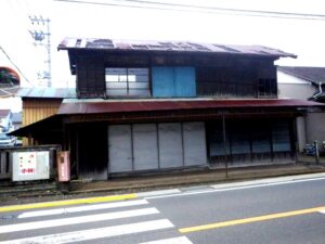 下恩方町、陣馬街道沿いの古民家