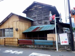 下恩方町、陣馬街道沿いの古民家