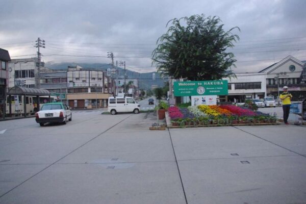 白馬駅前ロータリー。看板に1998年冬季長野オリンピックの名残がある。