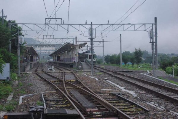 蕨平踏切をわたる。白馬駅構内にまだムーンライト信州号がいる。