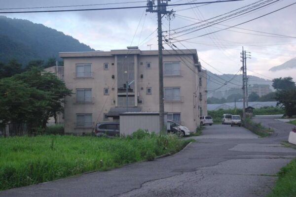 団地がある。どうやら白馬観光開発(株)社員寮らしい。