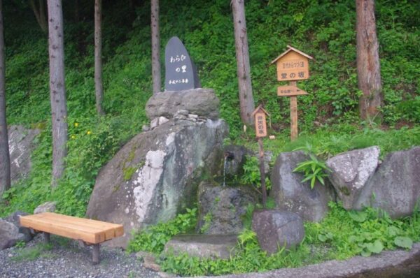 水場と道標とベンチがある。水場は「弁天の水」というらしい。