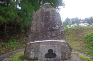 道中の石碑。