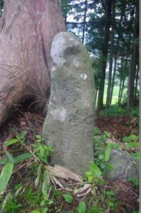 道中の石碑。