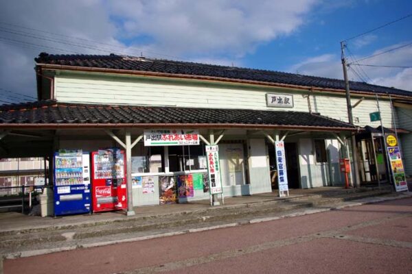 戸出駅（といでえき）　木造駅舎　JR城端線