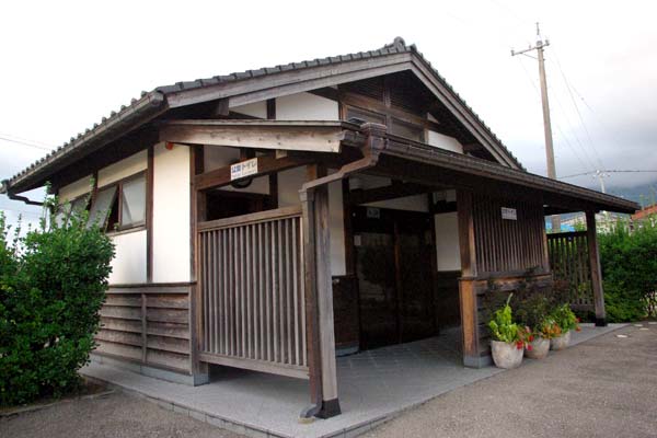 城端駅(じょうはなえき) 木造駅舎 JR城端線