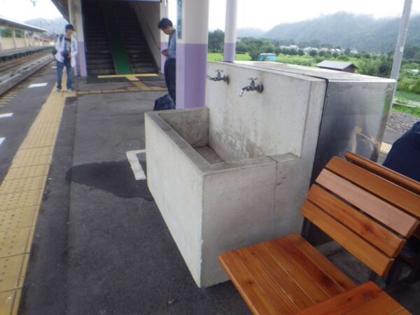 白馬駅ホームにある古い洗面台。