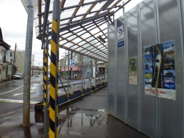 糸魚川駅前の工事現場の歩行者用迂回路
