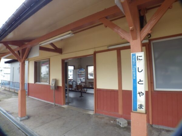 西富山駅　木造駅舎　高山本線　無人駅
