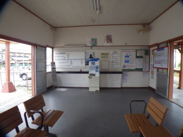 西富山駅　木造駅舎　高山本線　無人駅