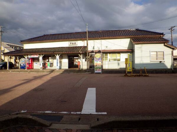 戸出駅（といでえき）　木造駅舎　JR城端線