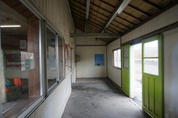 鹿部駅　函館本線（砂原支線）無人駅　木造駅舎　駅名標