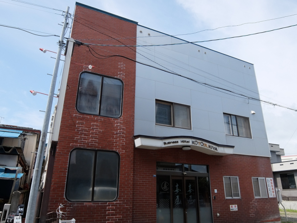 滝川市 寿屋旅館 窓がちょっといいビル系