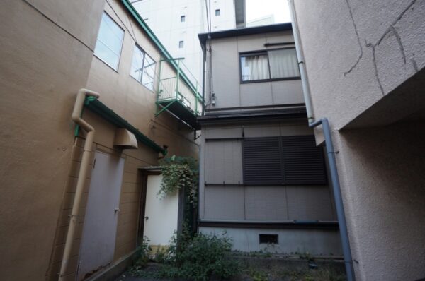 旧東京市営真砂町住宅~旧菊坂町~鐙坂~銭湯菊水湯~金田一京助・春彦旧居跡~謎のセメント穴