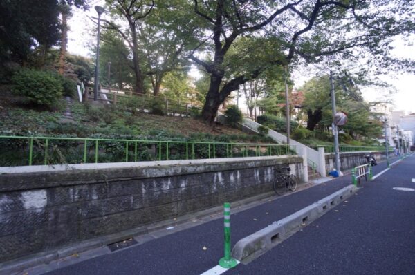 旧東京市営真砂町住宅~旧菊坂町~鐙坂~銭湯菊水湯~金田一京助・春彦旧居跡~謎のセメント穴