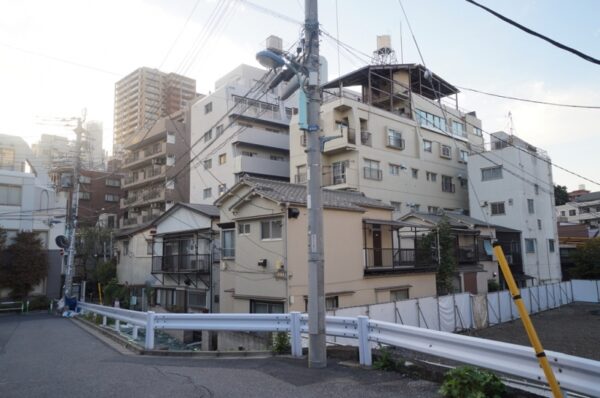 旧東京市営真砂町住宅~旧菊坂町~鐙坂~銭湯菊水湯~金田一京助・春彦旧居跡~謎のセメント穴