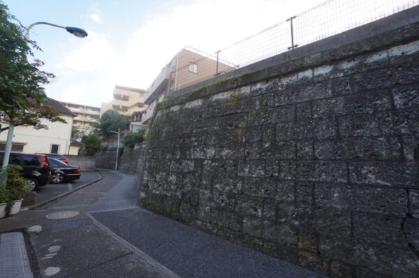 旧東京市営真砂町住宅~旧菊坂町~鐙坂~銭湯菊水湯~金田一京助・春彦旧居跡~謎のセメント穴