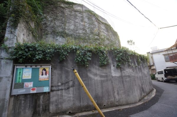 旧東京市営真砂町住宅~旧菊坂町~鐙坂~銭湯菊水湯~金田一京助・春彦旧居跡~謎のセメント穴