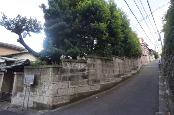 旧東京市営真砂町住宅~旧菊坂町~鐙坂~銭湯菊水湯~金田一京助・春彦旧居跡~謎のセメント穴