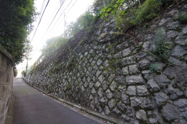 旧東京市営真砂町住宅~旧菊坂町~鐙坂~銭湯菊水湯~金田一京助・春彦旧居跡~謎のセメント穴