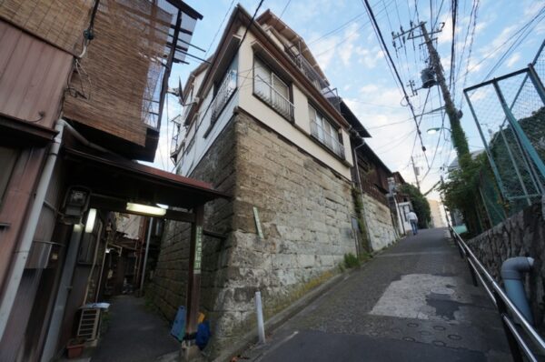 旧東京市営真砂町住宅~旧菊坂町~鐙坂~銭湯菊水湯~金田一京助・春彦旧居跡~謎のセメント穴