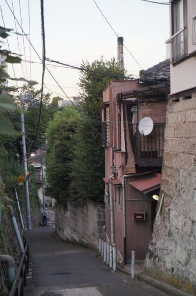 旧東京市営真砂町住宅~旧菊坂町~鐙坂~銭湯菊水湯~金田一京助・春彦旧居跡~謎のセメント穴