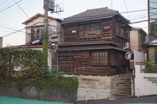 旧東京市営真砂町住宅~旧菊坂町~鐙坂~銭湯菊水湯~金田一京助・春彦旧居跡~謎のセメント穴