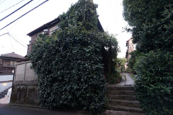 旧東京市営真砂町住宅~旧菊坂町~鐙坂~銭湯菊水湯~金田一京助・春彦旧居跡~謎のセメント穴