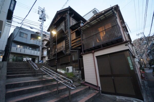 旧東京市営真砂町住宅~旧菊坂町~鐙坂~銭湯菊水湯~金田一京助・春彦旧居跡~謎のセメント穴