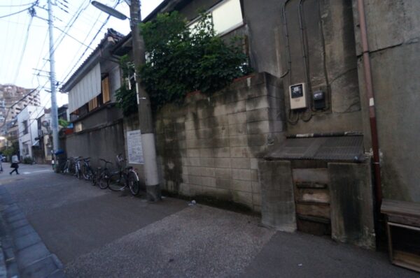 旧東京市営真砂町住宅~旧菊坂町~鐙坂~銭湯菊水湯~金田一京助・春彦旧居跡~謎のセメント穴