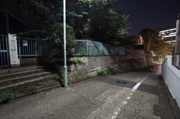 旧東京市営真砂町住宅~旧菊坂町~鐙坂~銭湯菊水湯~金田一京助・春彦旧居跡~謎のセメント穴