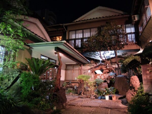 旧東京市営真砂町住宅~旧菊坂町~鐙坂~銭湯菊水湯~金田一京助・春彦旧居跡~謎のセメント穴