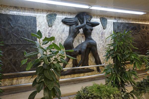 新宿地下街の裸婦レリーフ