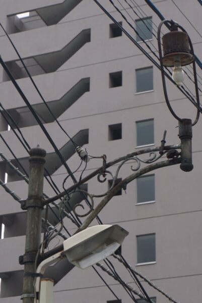 居酒屋・時雨のかたわらにあったやけに古い街灯。