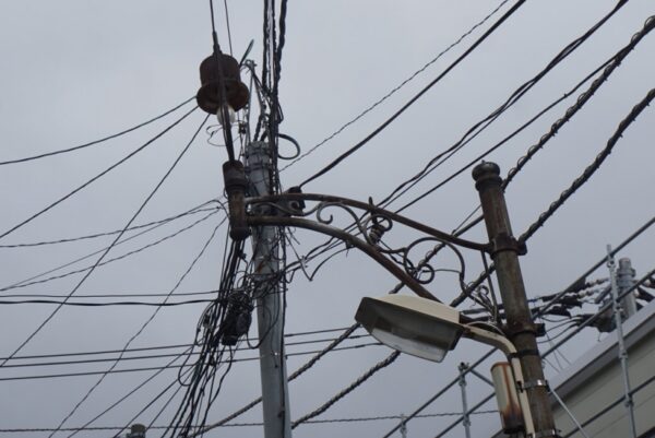 居酒屋・時雨のかたわらにあったやけに古い街灯。