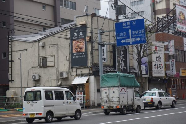 桑園発寒通 ごちゃごちゃした商店街や歓楽街はこの辺まで